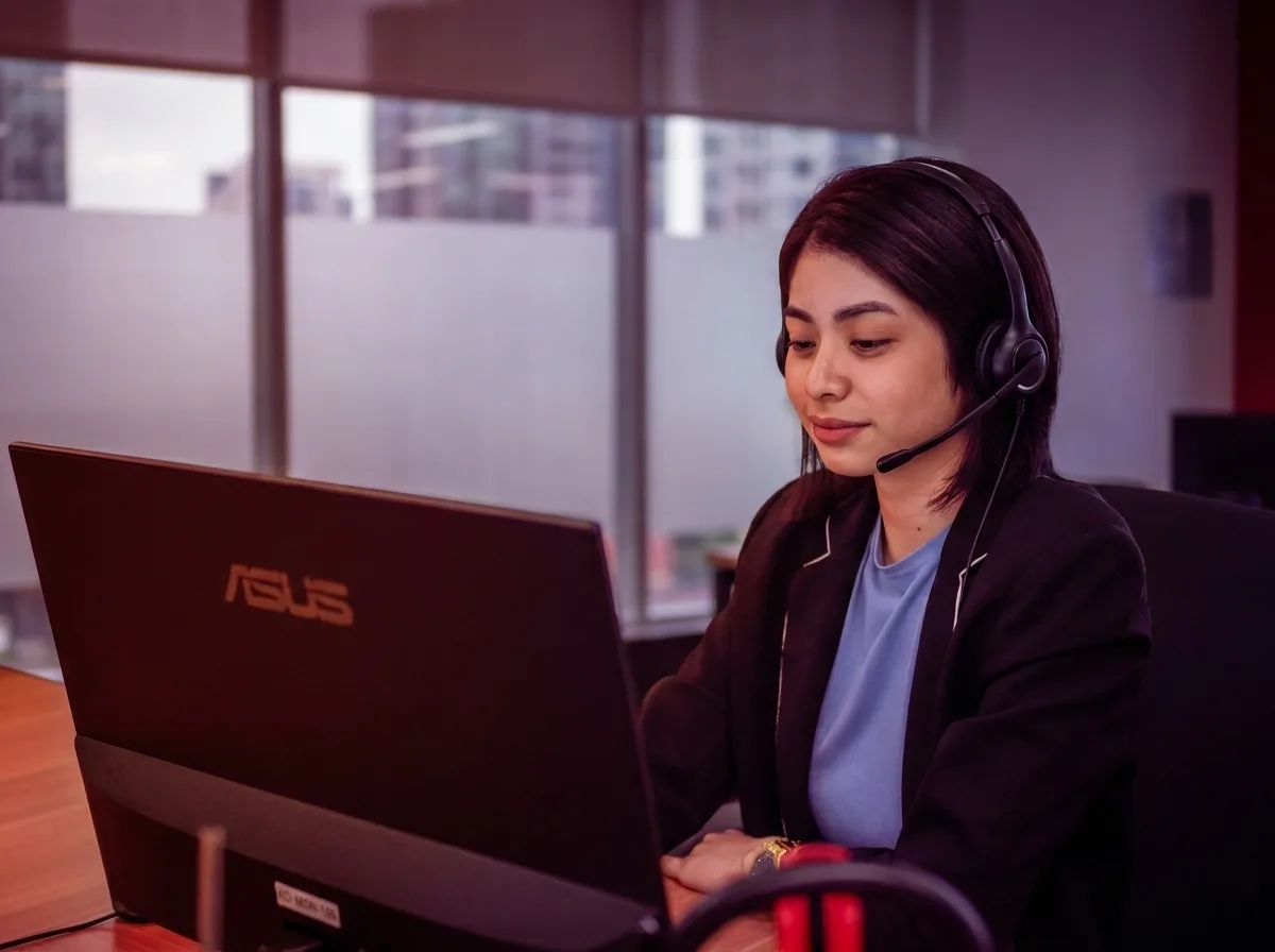 A KDCI customer-support specialist assisting a client